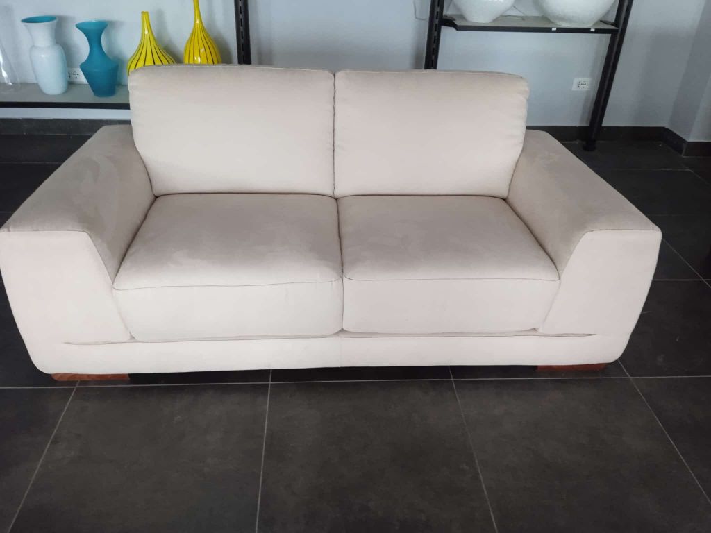 SUPER SUPER OFFERTA DIVANO IN ALCANTARA DI COLORE BEIGE MATERIALE TUTTO MADE IN ITALY