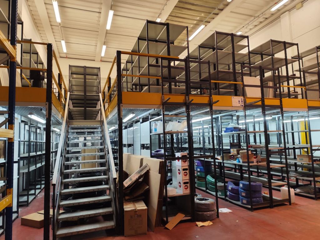 SCAFFALATURA ,SOPPALCO DA MAGAZZINO CON DUE SCALE